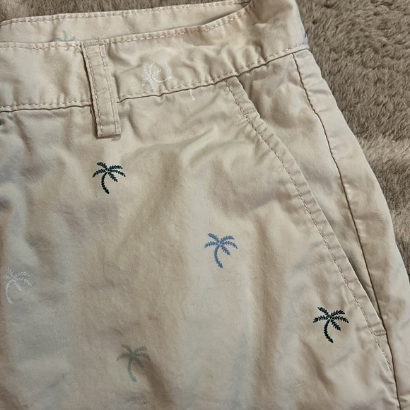 H&M size 30R khaki shorts with palm tree print with front & back pockets - Picture 2 of 6